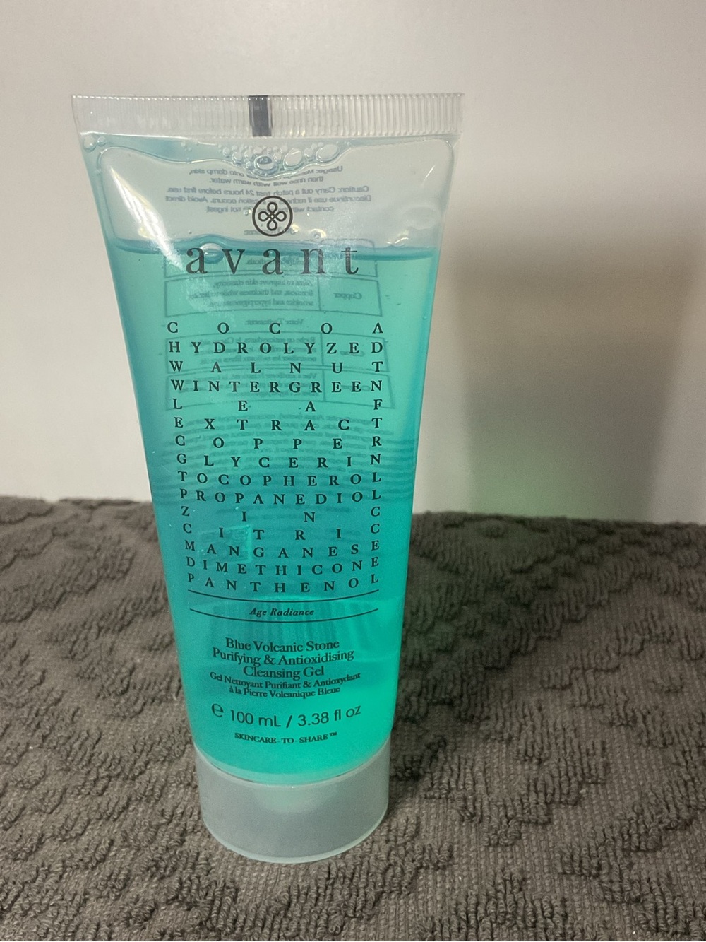 Avant Blue Volcanic Stone Purifying & Antioxidizing Cleansing Gel - Blue